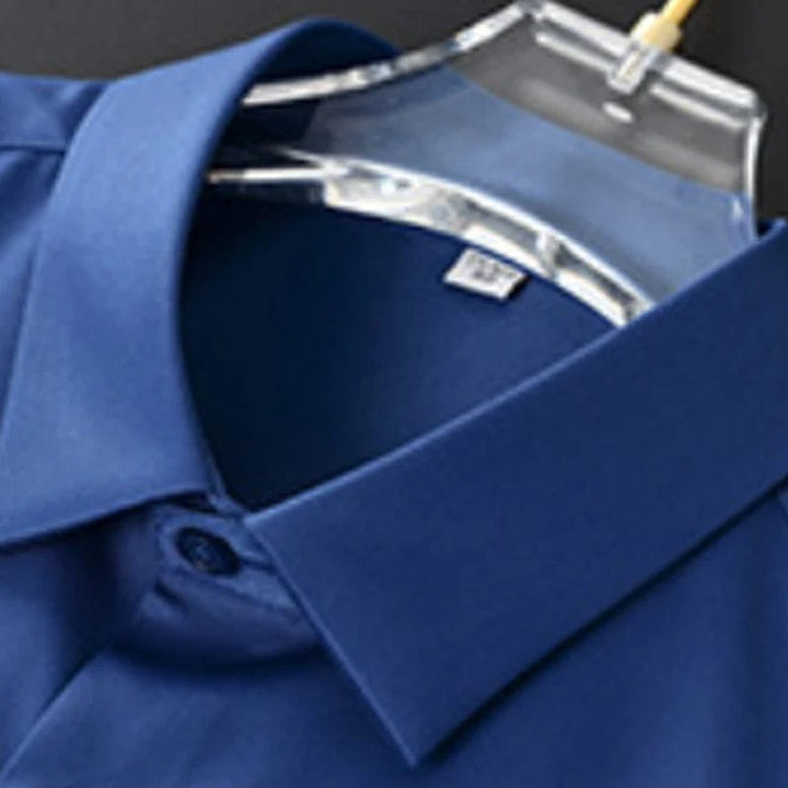 Iron-free men's business shirt, modern slim fit design. Ideal for office wear and professional look.