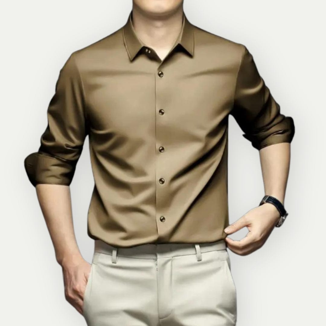 Men's modern fit shirt, iron-free and designed for a sleek silhouette. Essential for office & business.