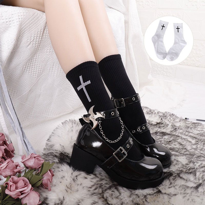 Pair of black unisex ankle socks with white cross pattern, made of comfortable cotton