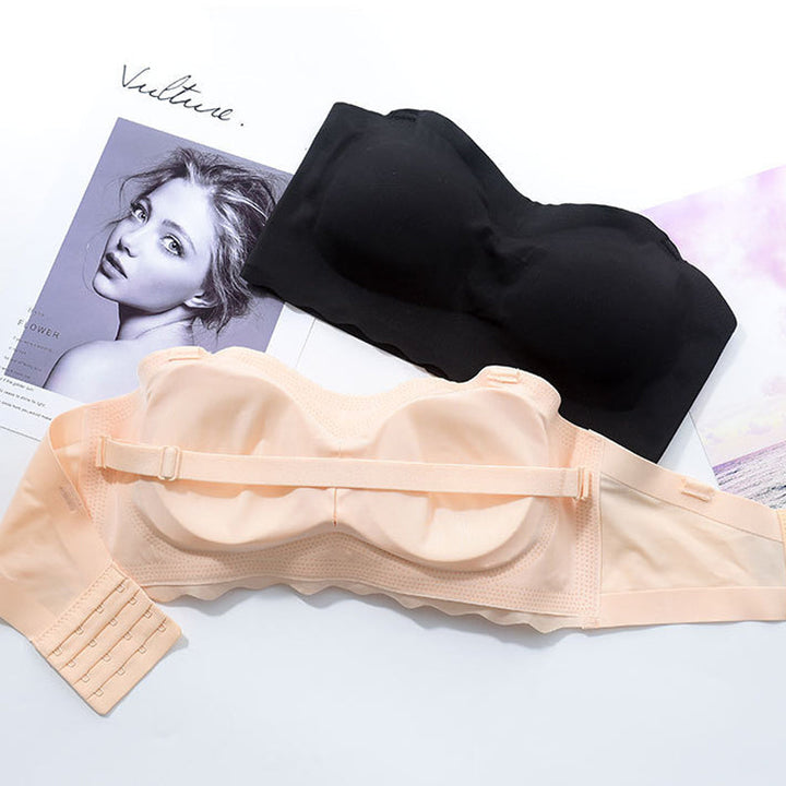 Detail of the comfortable inner lining of a plus size strapless push up bra.