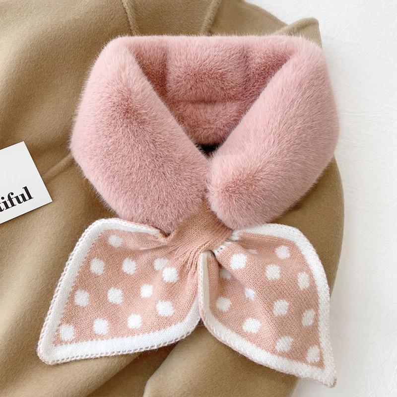Cozy winter scarf in a fluffy plush material, a perfect accessory for cold days.