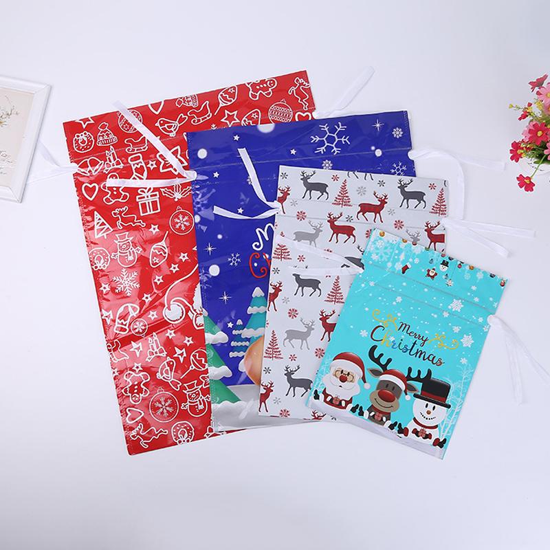 Small green drawstring gift bag, ideal for holiday gifts. A reusable and festive packaging solution.