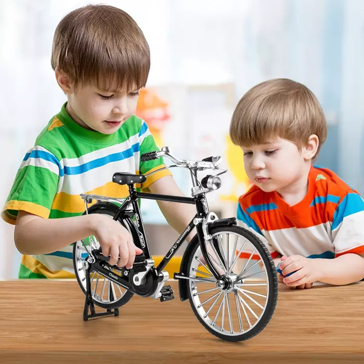 Retro style bicycle miniature, decorative collectible alloy ornament for enthusiasts