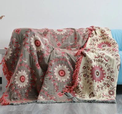 Stylish Scandinavian bird & floral throw blanket, ideal for adding cozy comfort to living room or bedroom.