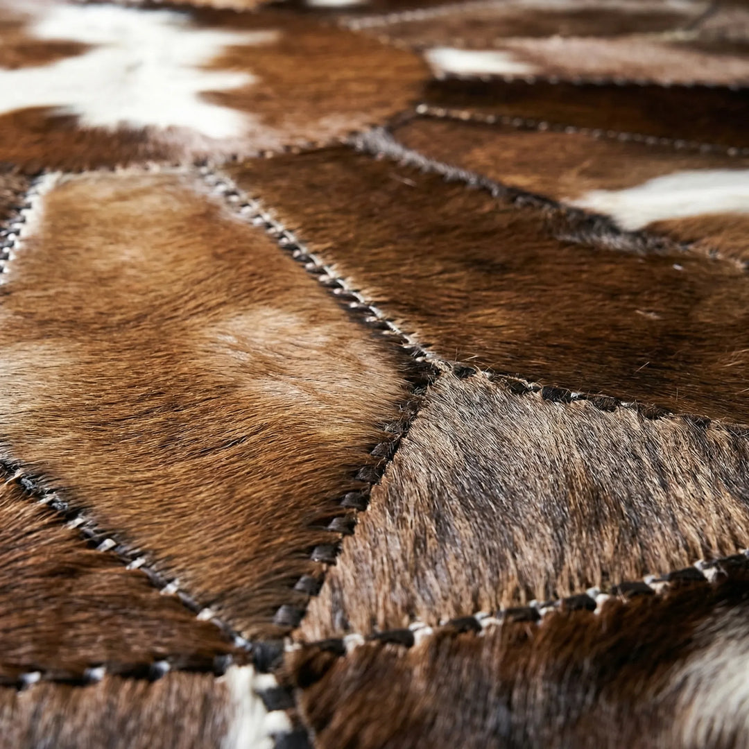 Washable round area rug with a stylish wave design, ideal for a living room or bedroom. Non-slip decorative floor decor.