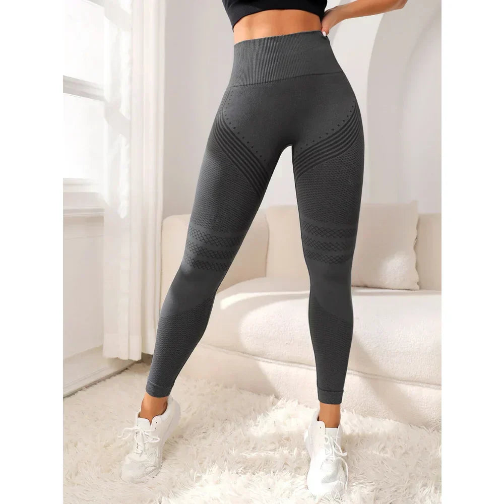 Seamless women's yoga pants with booty-lifting design. High-waisted fitness leggings.