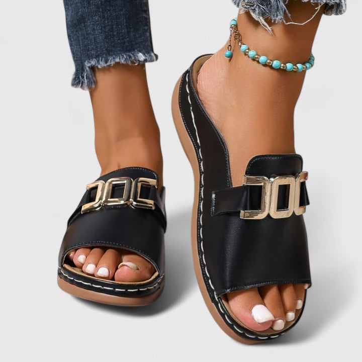 Sophisticated women's sandals in black, offering ultimate comfort with arch support and a non-slip sole.