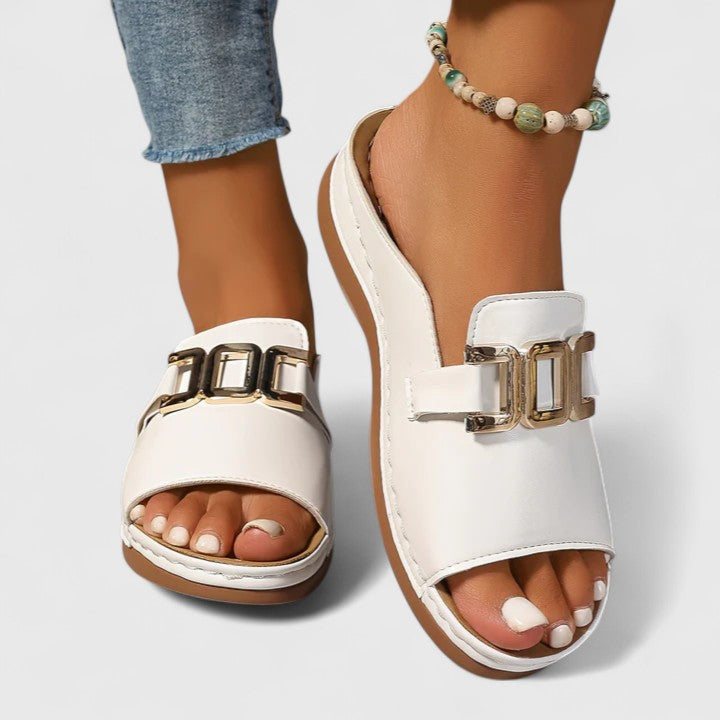 Elegant flat sandals for women, perfect for summer casual wear, featuring orthopedic comfort and a durable non-slip sole.
