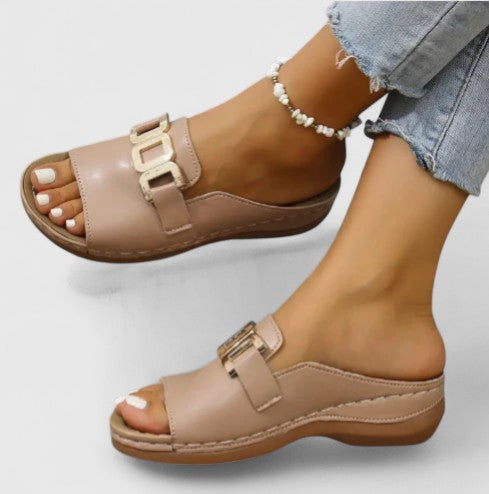 Versatile women's comfort sandals, ideal for daily wear, featuring arch support, a non-slip sole, and elegant design.
