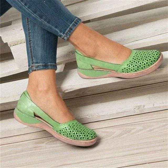 Chic black women's flats offering bunion relief & versatile style. Ergonomic design ensures all-day foot pain comfort.