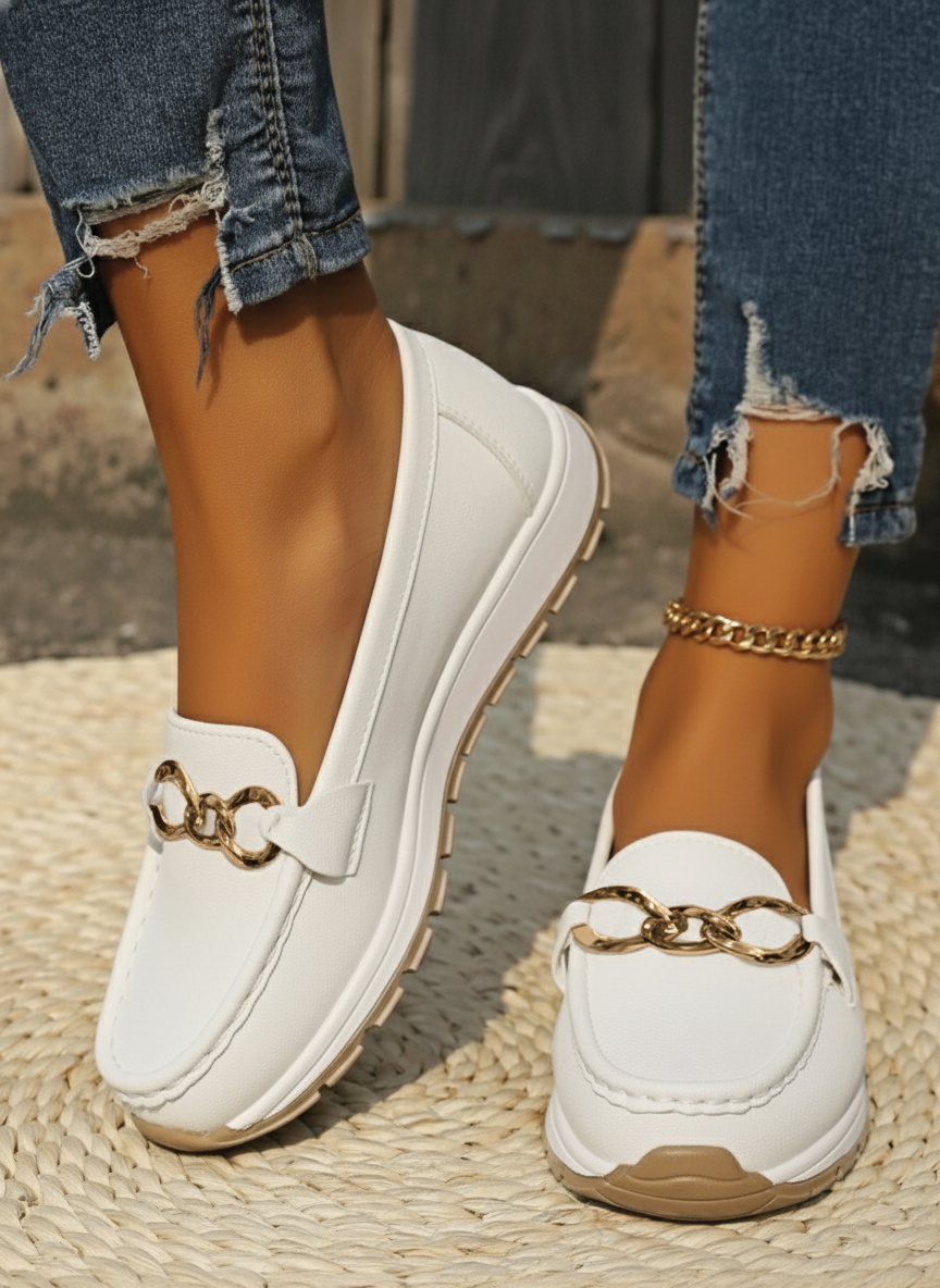 Versatile women's flat buckle loafers, ideal everyday shoes & comfortable casual flats.