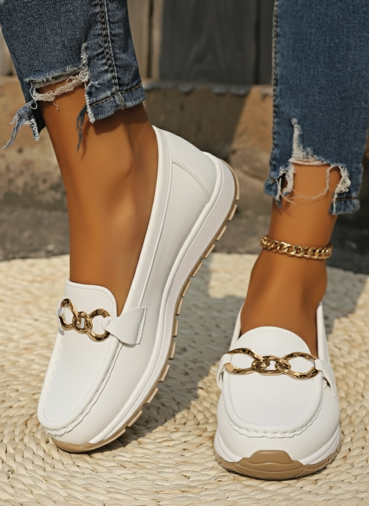 Versatile women's flat buckle loafers, ideal everyday shoes & comfortable casual flats.