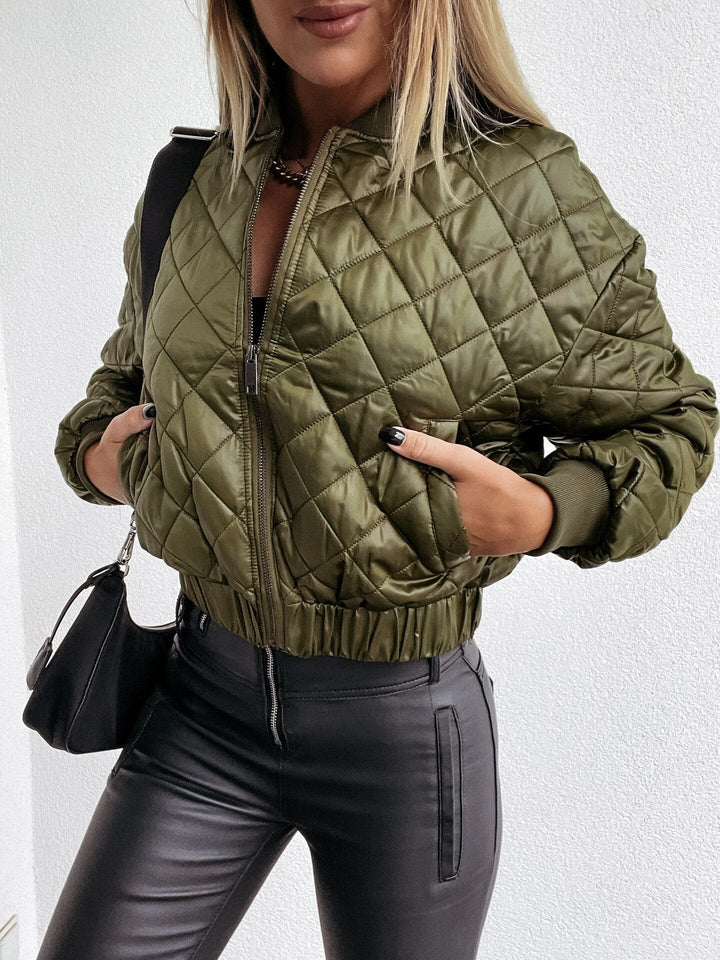 Chic women's padded bomber jacket for fall/spring. This everyday outerwear has useful pockets and a stylish cut.