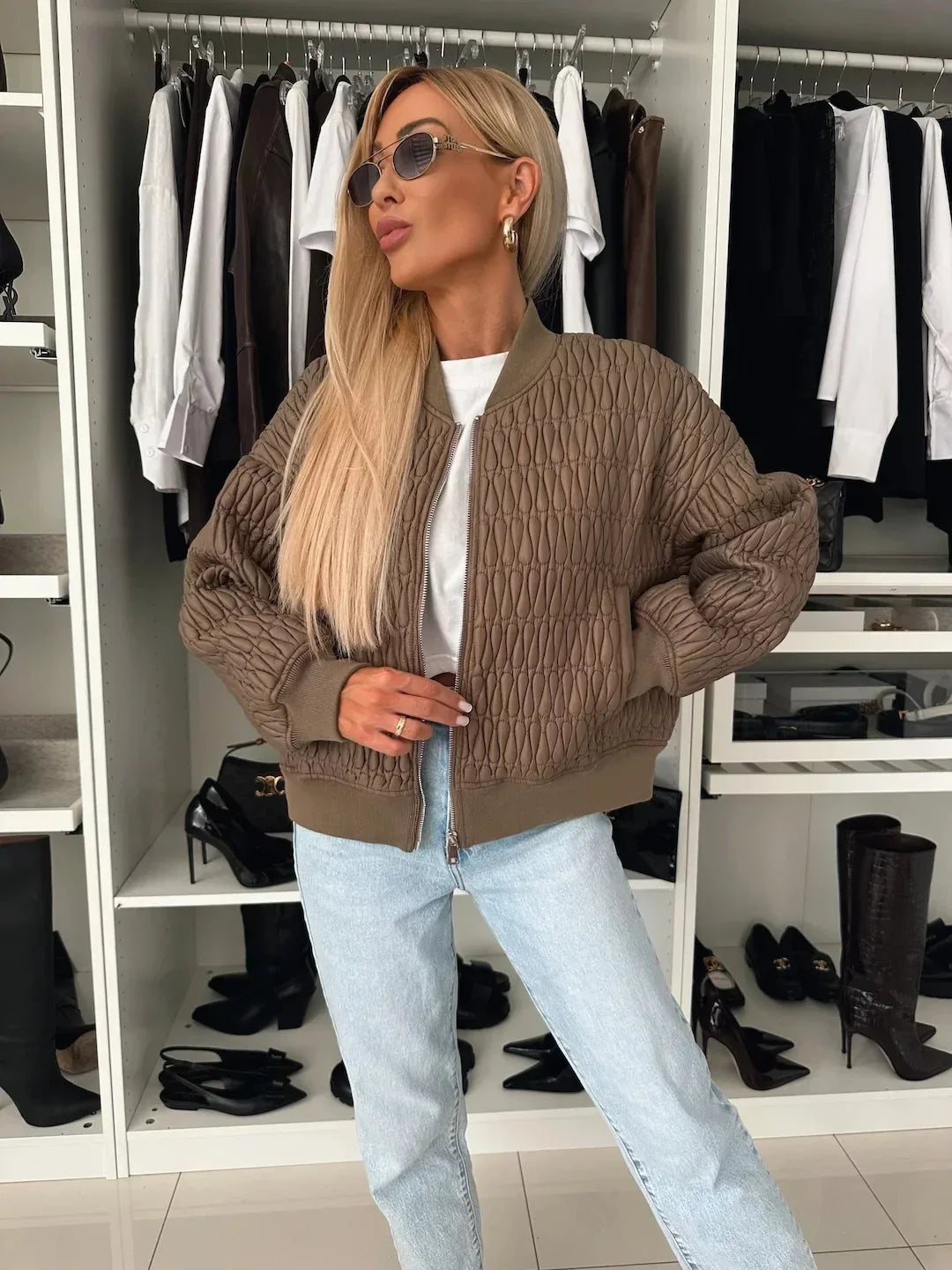 Fashionable women's quilted outerwear: a versatile bomber jacket