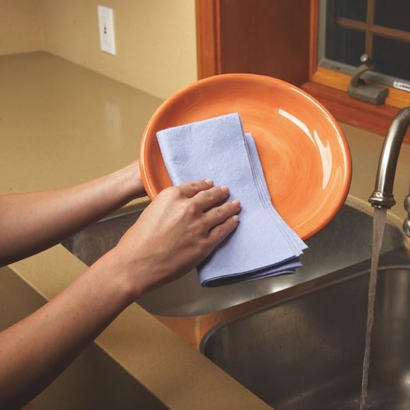Roll of multi-purpose non-woven cleaning cloths, convenient for everyday household cleaning