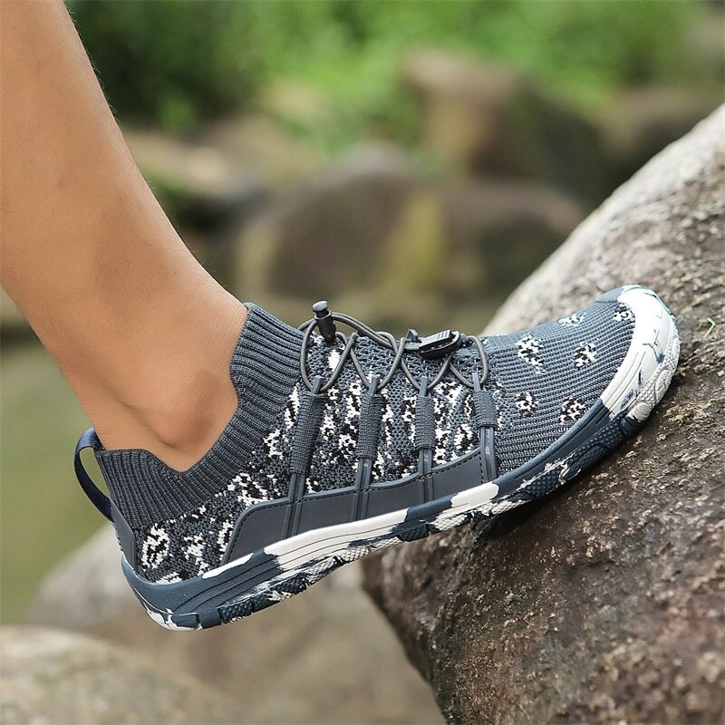 Minimalist athletic Auron sports shoes, unisex design with non-slip sole for enhanced natural movement.