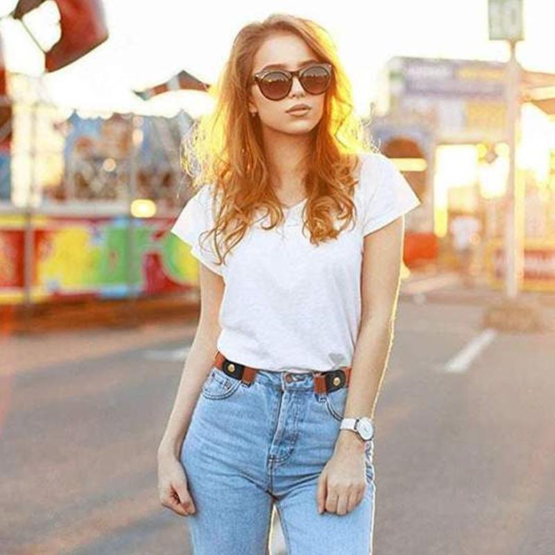 Stretchable invisible belt in a light color, a practical and comfortable waist accessory for any pants.