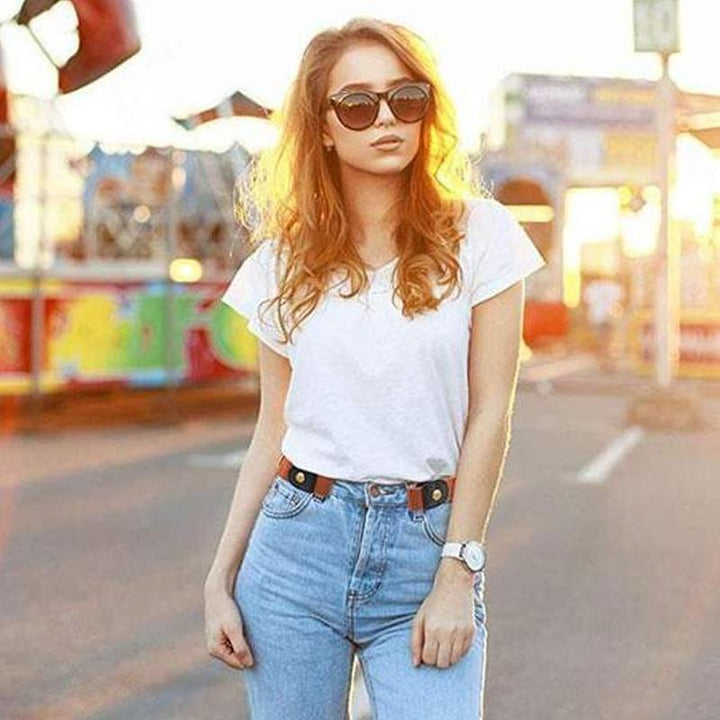 Stretchable invisible belt in a light color, a practical and comfortable waist accessory for any pants.