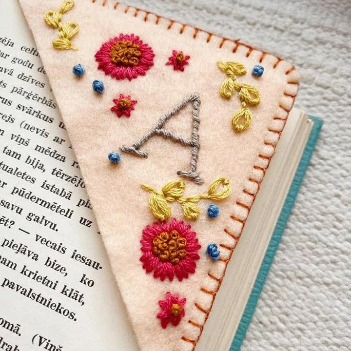 Handmade personalized bookmark, felt corner, initial embroidery, special book accessory gift