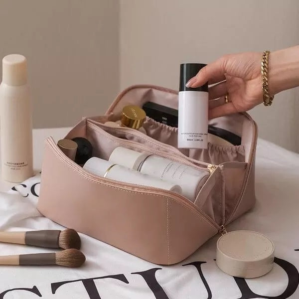 Unisex cosmetic bag with an easy-carry handle, perfect for travel and quick access to accessories.