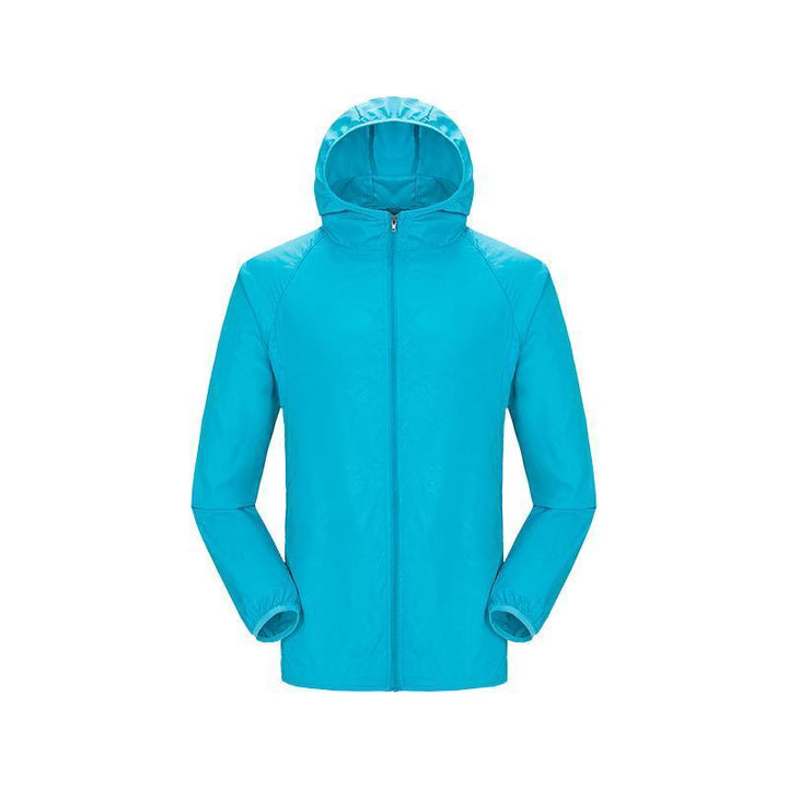 Detail of the zipper and hood of the ultralight windbreaker, offering enhanced weather protection.