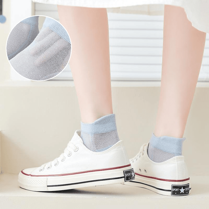 Unisex Ultra-Thin Liner Socks in a natural beige, providing a non-slip, no-show solution.