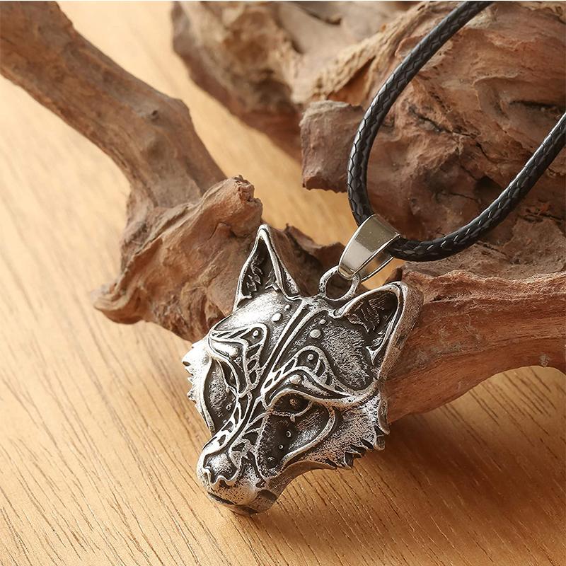 Viking Wolf Head pendant on a chain, robust unisex necklace, mythology-inspired wolf jewelry for strength