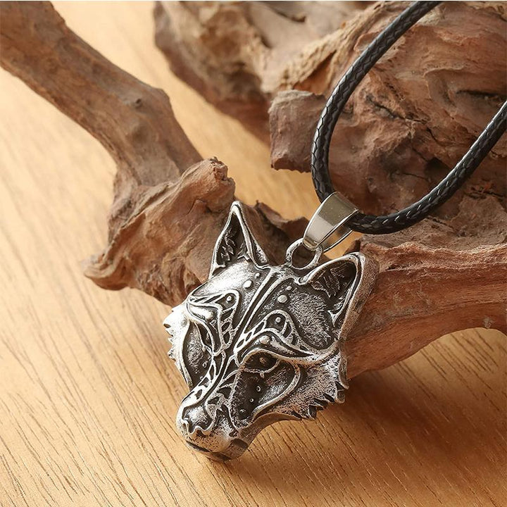 Viking Wolf Head pendant on a chain, robust unisex necklace, mythology-inspired wolf jewelry for strength