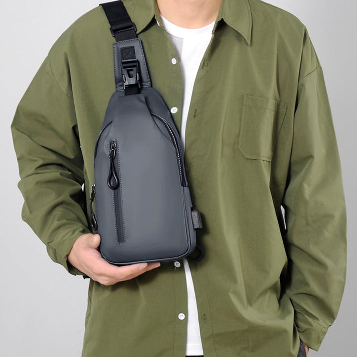 Close-up of the robust zipper and pull tab on the waterproof shoulder bag.