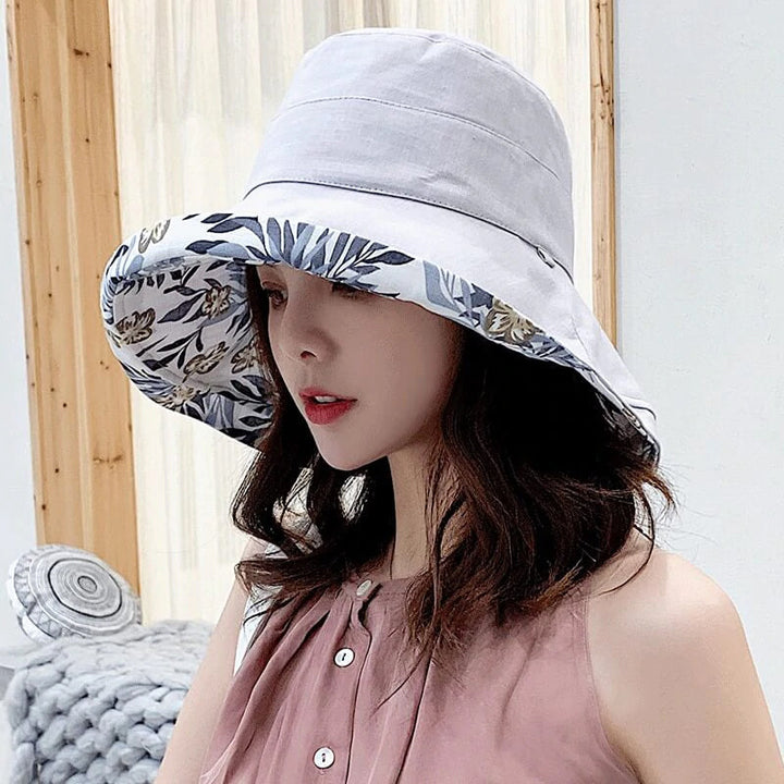 Detail of the stitching on the wide brim of the cotton summer hat, emphasizing quality and sun protection