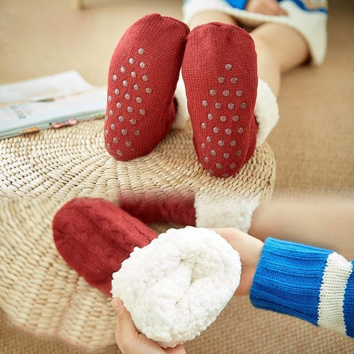 Cozy non-slip fleece-lined slipper socks for men & women, red, ultimate winter comfort.