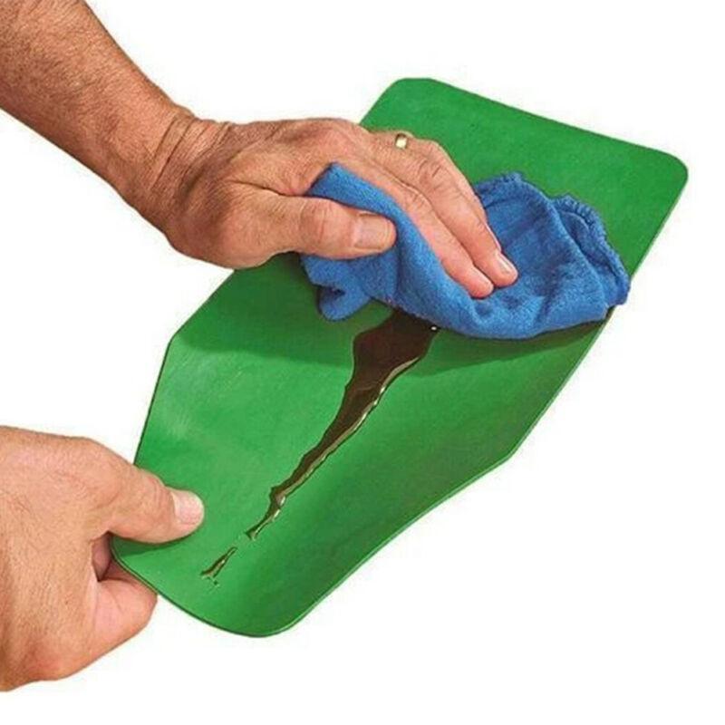 Automotive fluid transfer funnel, flexible and reusable, designed for efficient and clean mechanic work.
