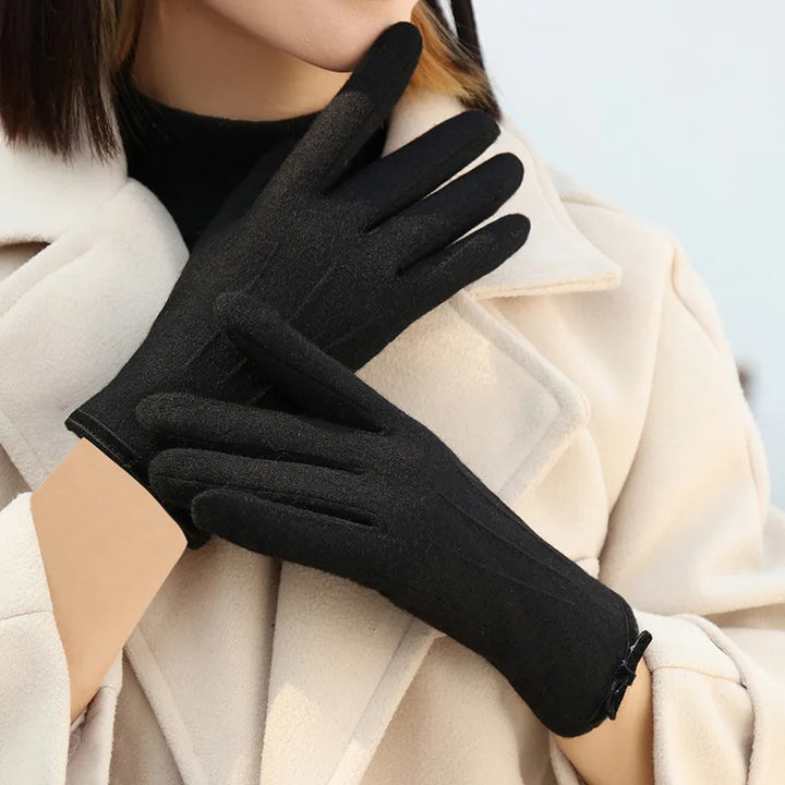 Fashionable women's winter gloves, made from a luxurious cashmere blend, allowing smartphone use.