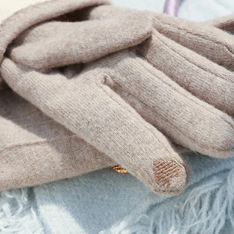Elegant women's accessories: cashmere blend touchscreen gloves, ideal for staying warm and connected.