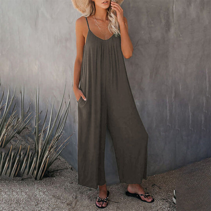 Detail photo of the elastic waist on a loose-fit women's jumpsuit, ensuring a comfortable fit