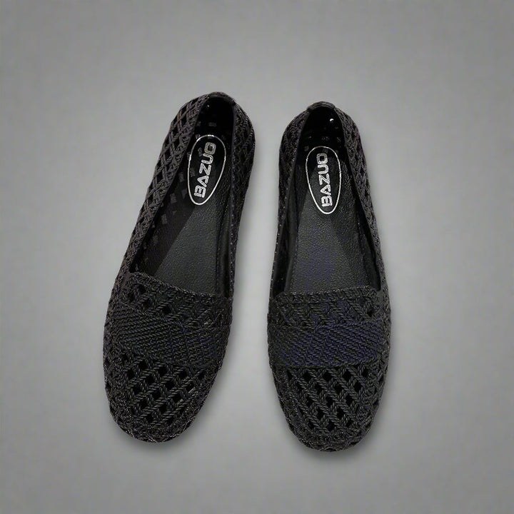 White women's slip-on shoes, a comfortable and versatile option for spring outfits