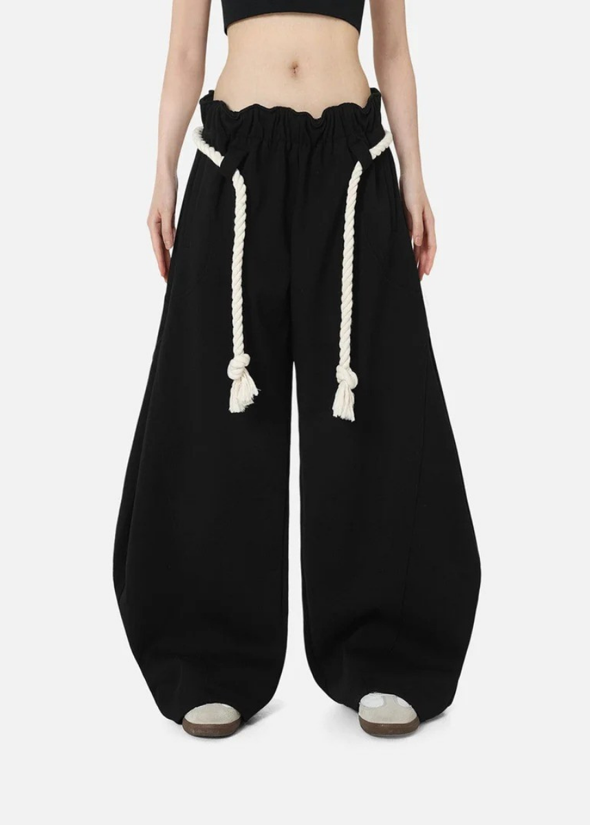 Stylish women's barrel leg baggy sweatpants, perfect for loungewear, casual outings, or streetwear.