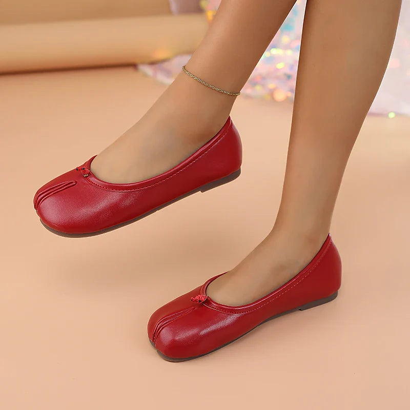 Fashionable women's everyday flats with a unique split toe design.