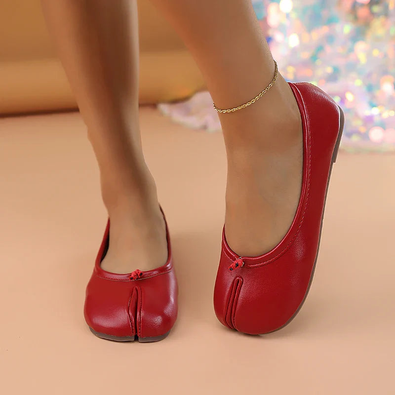 Women's comfortable split toe shoes, ideal for a minimalist and casual look.