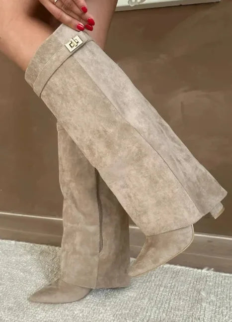 Fashionable women's thigh-high boots in leather, perfect for winter