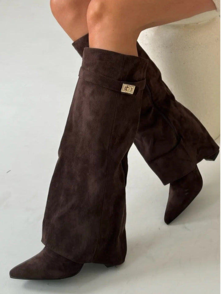 Women's versatile thigh-high leather boots with adjustable buckles, perfect for any fashion-forward outfit.