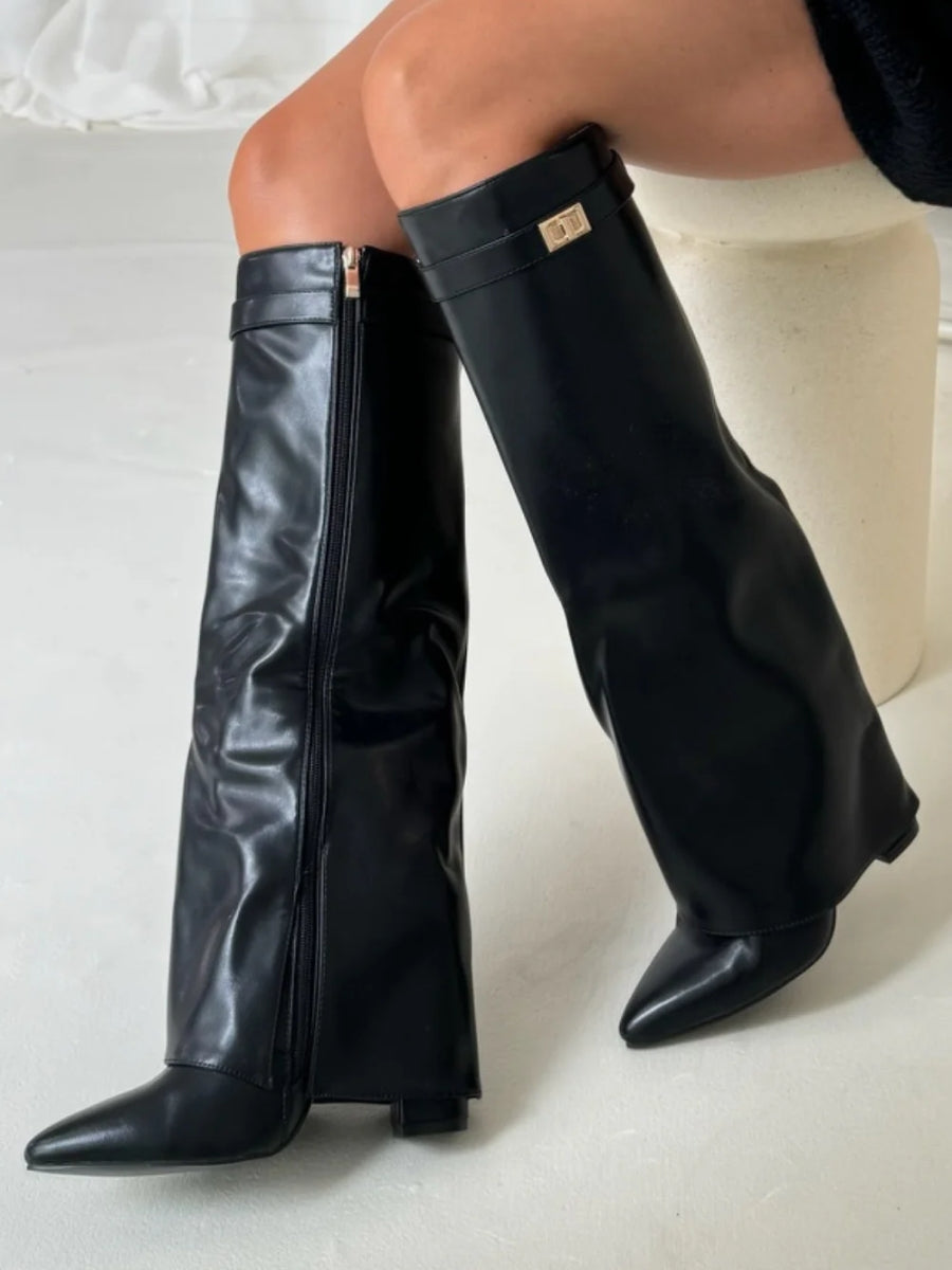 Women's winter-ready thigh-high leather boots with fashionable buckle details, offering warmth and elegance.