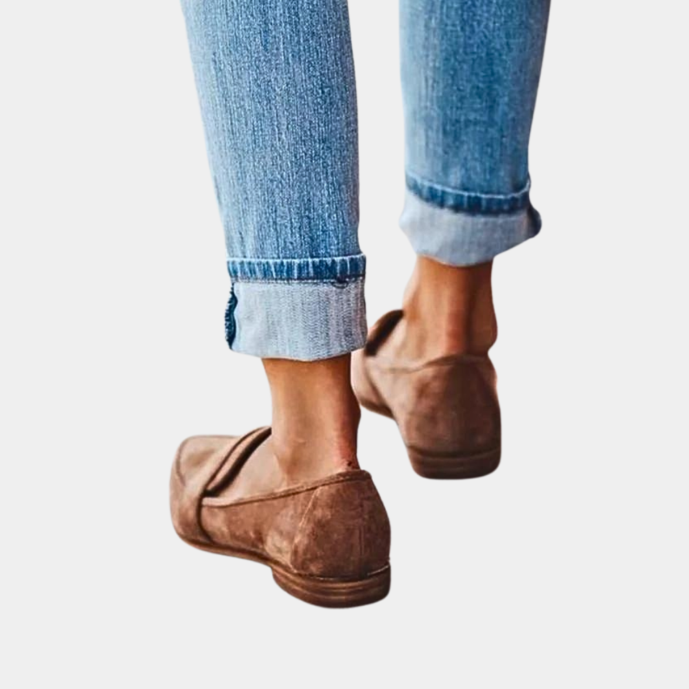 Versatile women's loafers: comfortable pointed-toe slip-on flats for stylish casual outfits and daily wear.