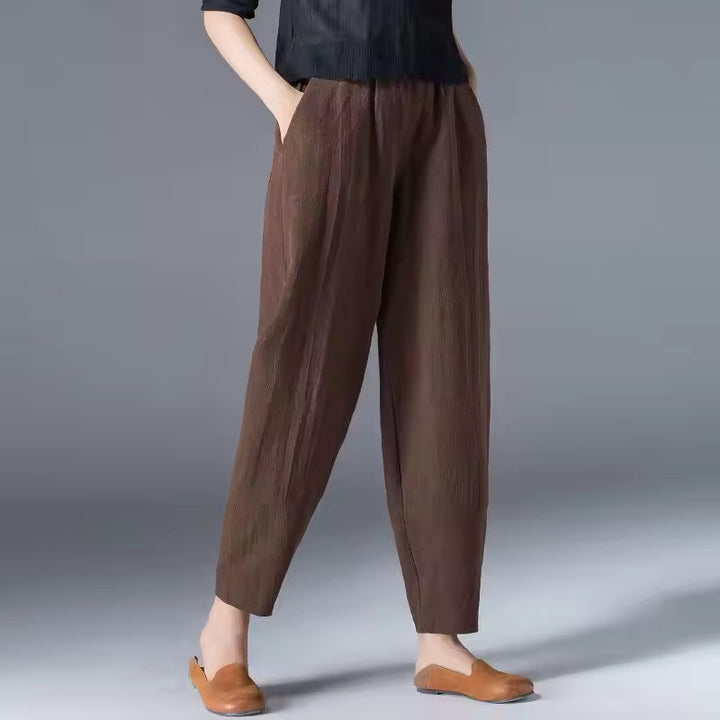 Breathable women's casual trousers, ideal for summer, with a relaxed fit and versatile everyday style.
