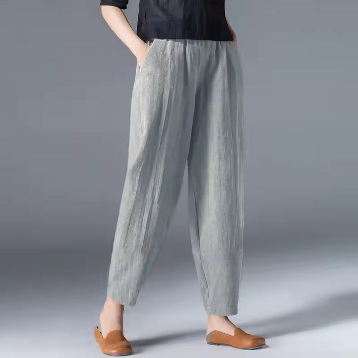 Effortless style: women's relaxed fit summer trousers, comfortable and breathable for any leisure activity.