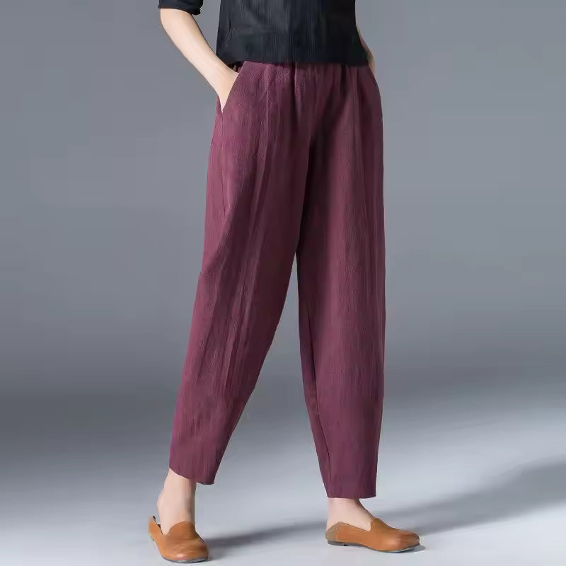 Fashionable women's ankle-length trousers, perfect for summer, featuring a relaxed and comfortable fit.