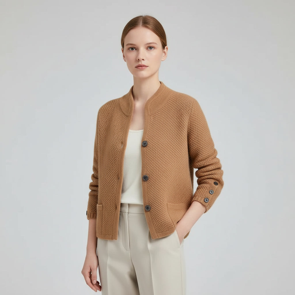 Women's casual button-front jacket in a relaxed fit, perfect for everyday wear. Cozy spring/fall outerwear.