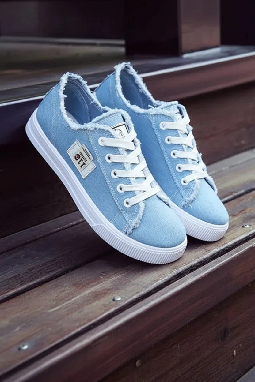 Everyday women's high-top sneakers with lace-up comfort. Ideal casual footwear for spring/summer style.