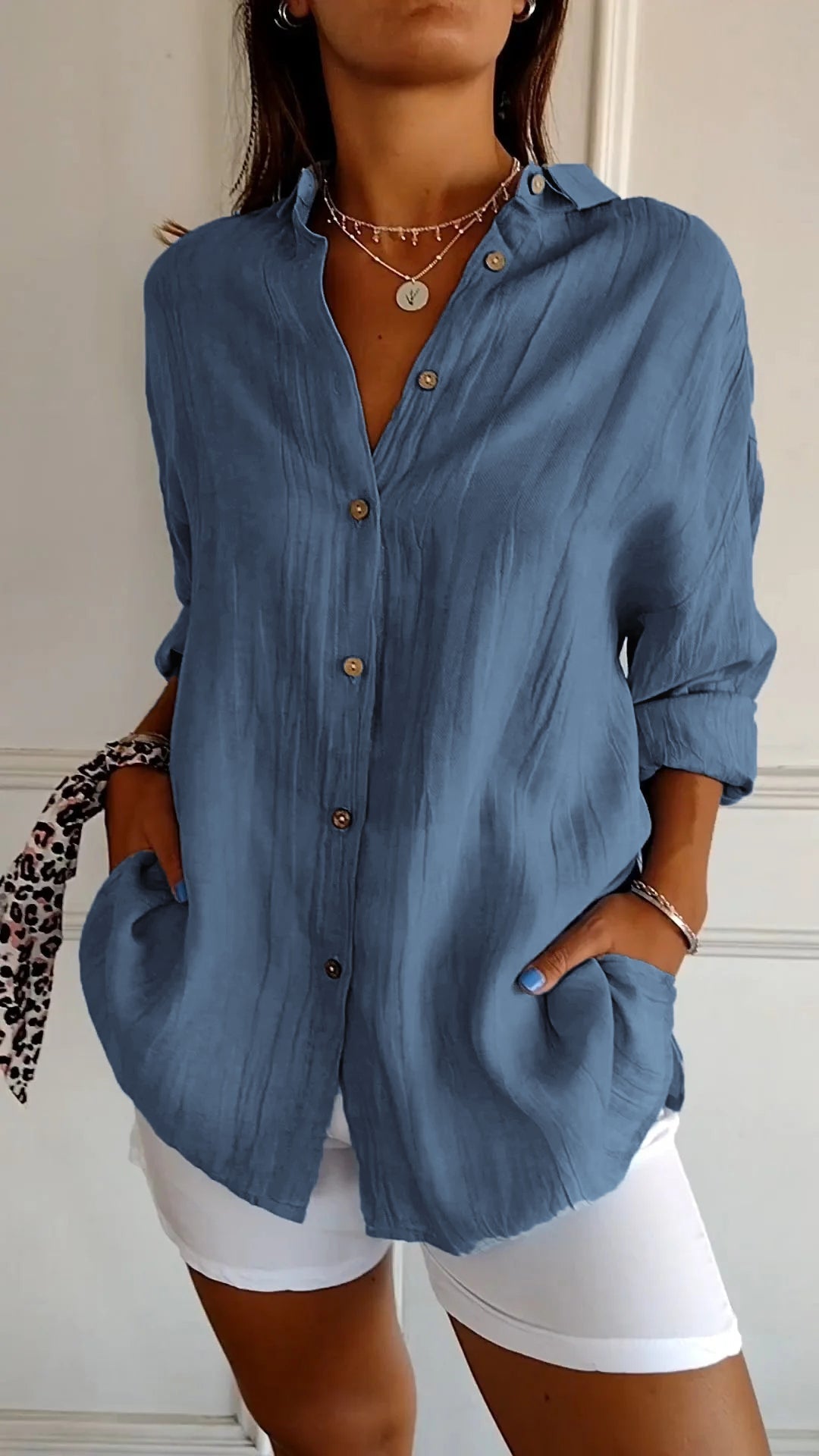 Everyday wear women's casual shirt with long sleeves and button-down front, relaxed and chic.