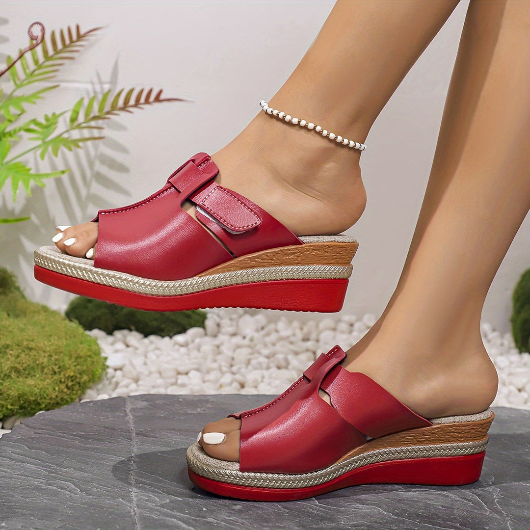 Women's casual sandals, comfortable and stylish flats for everyday summer fashion.